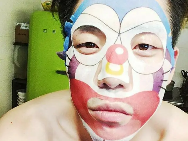 ”2AM” Changmin, updated SNS. ”Originally, is the mask pack so small?”