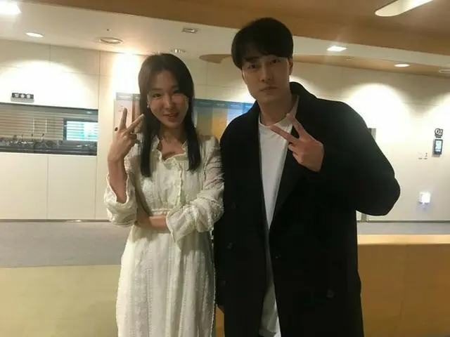 Singer Lee Ji Hye, SNS update. Photo with actor So Ji Sub.