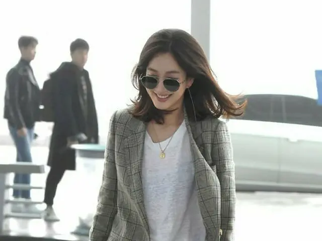 Actress Jung Ryeo Won, departing to London for shooting pictures. On the morningof the 15th, Incheon