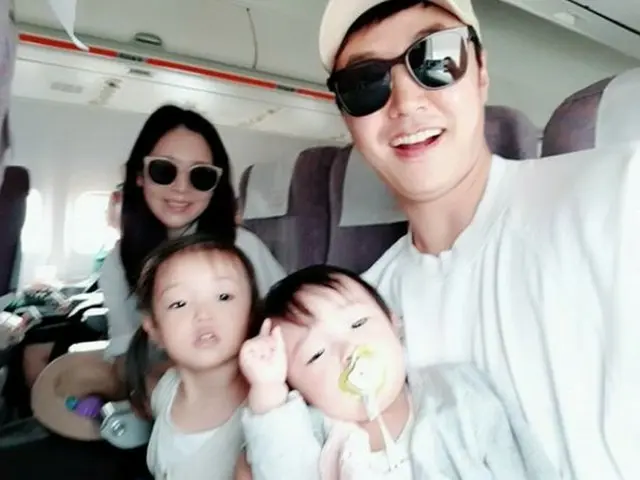 Actor Yoon Sang Hyun - singer MayBee and his wife, Cheju Island trip with twodaughters. MayBee is al