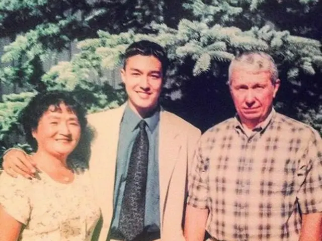 Actor Daniel H, published pictures taken with his parents in his 20s.
