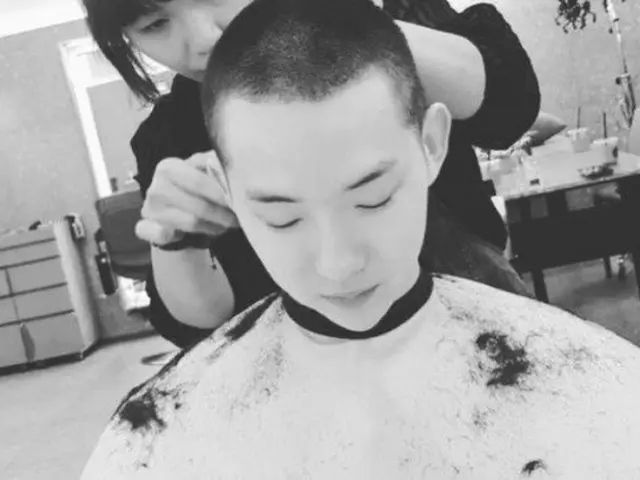 Today (August 6th) 2AM Jo Kwon joining military, haircut release.