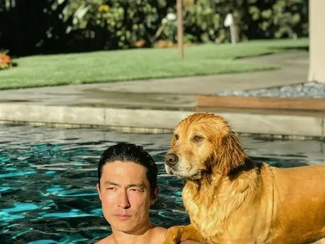 Actor Daniel H, SNS update. Pause with dog in pool.