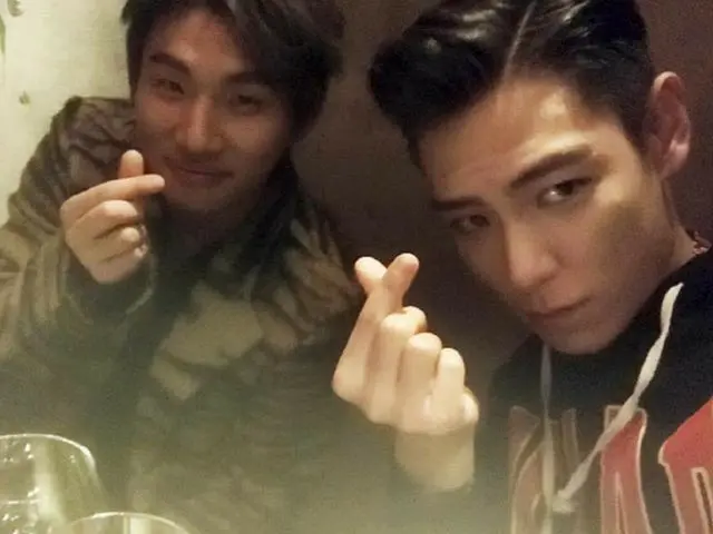 ”BIGBANG” TOP, updated SNS. D-LITE and finger heart.