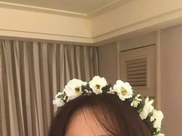 Actress Song Yun Ah, updated SNS. I wore a crown of flowers, a smart cheeksmile.