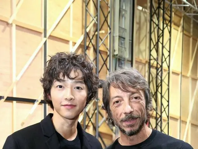 Actor Song Joong Ki, Valentino (VALENTINO) In the back stage of the 2019 prefallcollection show Crea
