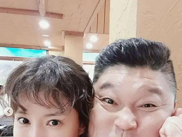 Actress Lee Si Young, cute photo with Kang Ho Dong.