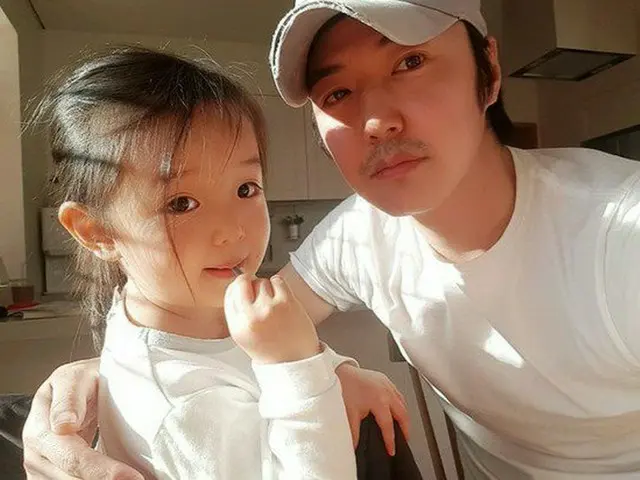 Actor Yoon Sang Hyun, published daily with his daughter. . Moth
