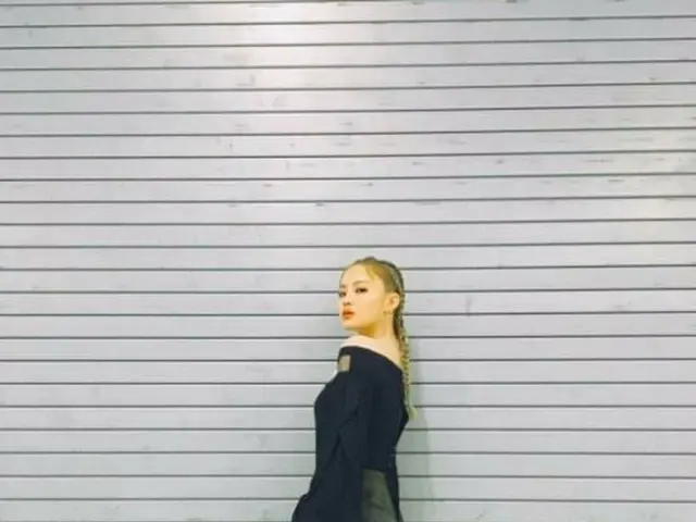 LEE HI, updated SNS. Posing with costume attended Seoul Fashion Week.