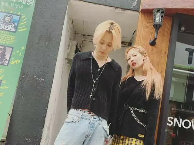 HyunA-EDawn, today's couple look is ... Black Corde. . Moth