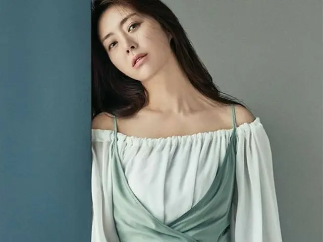 Actress Song Yun Ah, released pictures. Magazine BAZAAR.