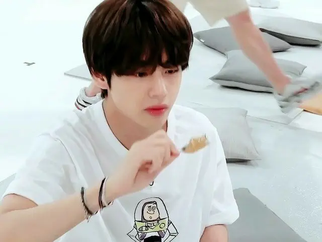 เหตุผลที่เขาไม่สามารถจับตาดูพี่น้องของเขาได้ #BTS (#BTS) V ของ "Carmeyaki"  - สไ