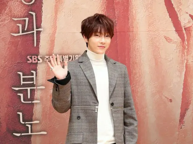 Yunhak (ซูเปอร์โนวา) ประกาศอย่างเป็นทางการว่าผู้หญิงคนนี้เป็นเพียงคนรู้จักและไม่