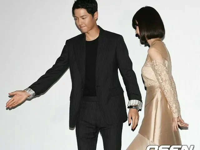 Actor Song Joong Ki, co-starring Lee Jung Hyun gently escorted. At the pressdistribution preview of