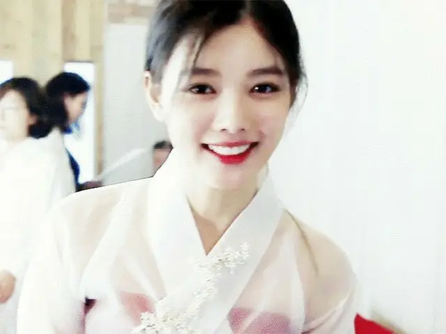 "ตอนนี้คุณสามารถถ่ายรูปด้วยการแสดงออกทางสีหน้า" เป็นหัวข้อร้อนแรงในเกาหลีใต้ .  