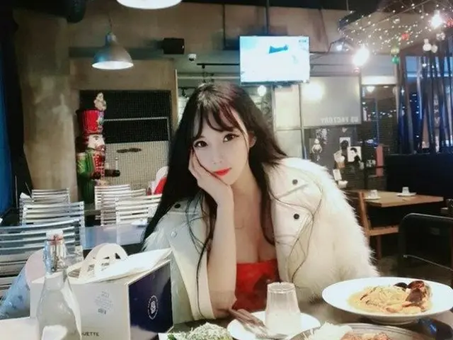 BJ (ออกอากาศจ็อคกี้) ฮันมิโมจากนางแบบนักแข่งซึ่งเป็นภรรยาของอดีตนักกีฬาแบดมินตัน