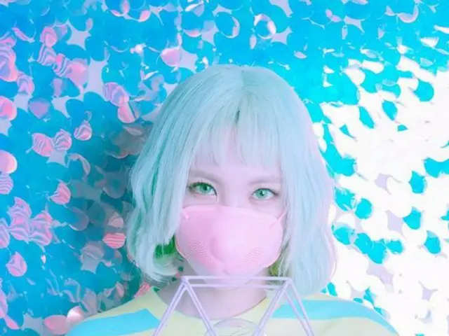 มินดี้ที่ปรากฏตัวใน "Senior Rapper" ขโมยชุดแต่งกายของวง "About You" และถูกตั้งข้