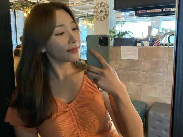 [T Official] LABOUM, [#Soyoung] The mirror shot is very beautiful 🧡 #LABOUM#SOYEON