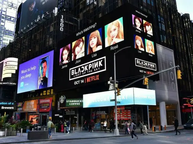 BLACKPINK เผยแพร่โฆษณาขนาดใหญ่สำหรับสารคดีต้นฉบับของ Netflix "BLACKPINK: Light U
