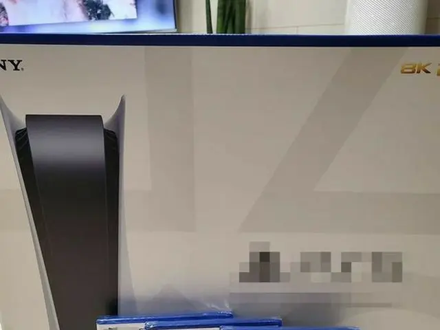 Actor Lee Si Eon, the latest game console PS5 arrives at home. Present fromSony. ”I can't open it be