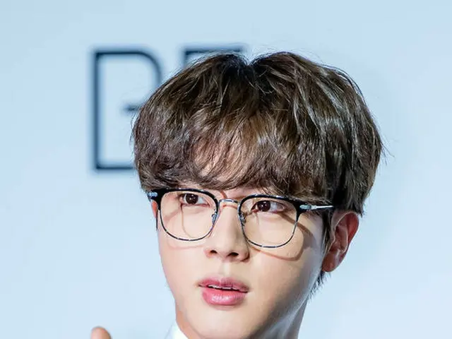 JIN ประกาศวันเกิดของเขาและร้องเพลงเดี่ยว "Abyss" ..