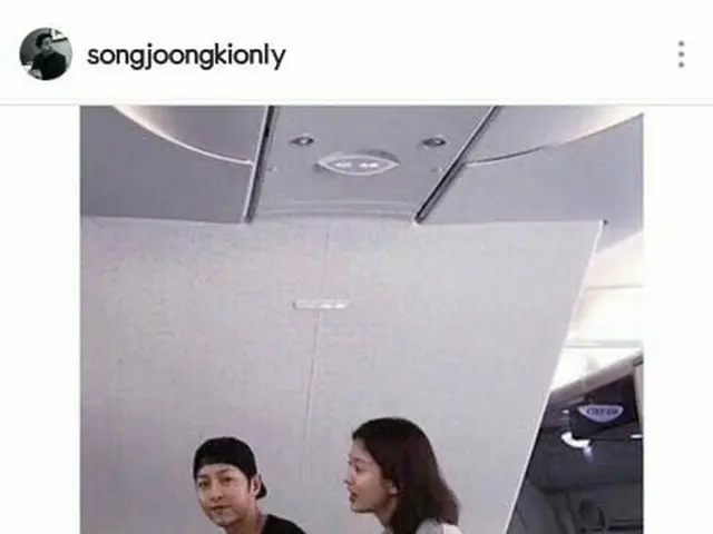 Actor Song Joong Ki, released paparazzi (?) shot with fiance Song Hye Kyo.”Paparazzi”.