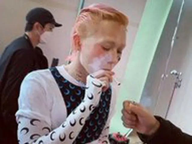 EDawn (DAWN) ภาพที่ไม่เหมือนใครของการสูบบุหรี่และการไม่ใส่เสื้อ ..