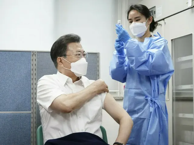 ประธานาธิบดีเกาหลีใต้แสดงความสงสัยเกี่ยวกับ "การเปลี่ยนเข็มฉีดยา" ของวัคซีนโคโรน