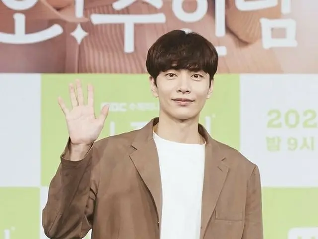 นักแสดงนานะ (AFTERSCHOOL) และคังมินซุย (CNBLUE) เข้าร่วมในการสาธิตการผลิตออนไลน์