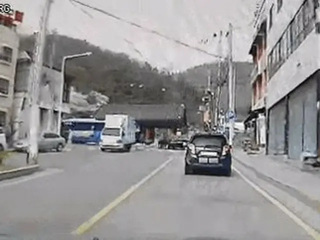 อุบัติเหตุจากการขับรถในปี 1970 เป็นประเด็นร้อนในเกาหลี ●บ่ายวานนี้รถชนกับทางเข้า