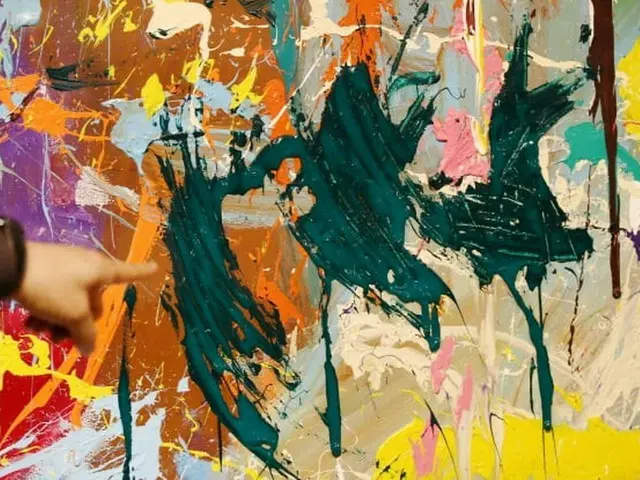 คู่รักอายุ 20 ปีกำลังแสดงผลงานศิลปะร่วมสมัยมูลค่า 500 ล้านวอน (ประมาณ 50 ล้านเยน