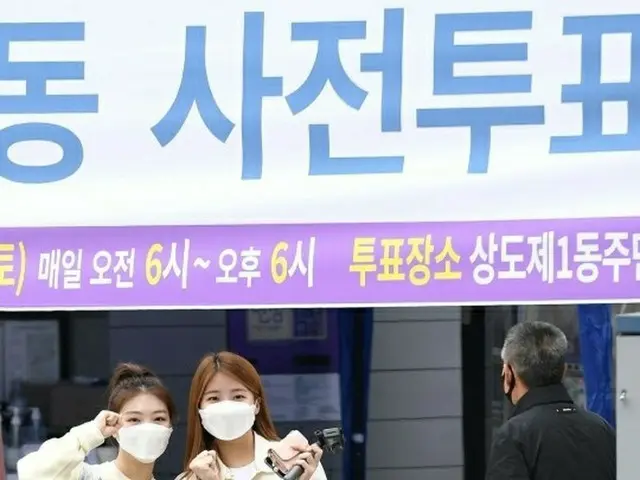 ฮานึลและมินโซเข้าร่วมการลงคะแนนในการเลือกตั้งนายกเทศมนตรีกรุงโซลเมื่อวันเสาร์ที่