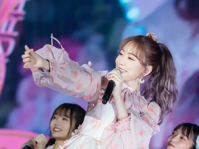 มิยาวากิ ซากุระ จาก IZONE "เมาท์กล้อง" ในคอนเสิร์ตจบการศึกษา HKT48 ได้รับความนิย