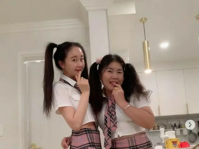 นักแสดง Han Suyuan พูดคุยเกี่ยวกับการลดน้ำหนักของแม่ของเธอในรูปถ่ายสาธารณะของเคร