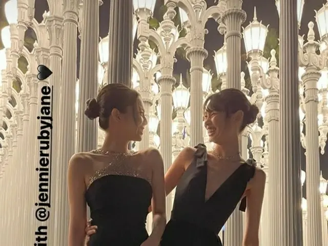 "เกมปลาหมึก" จองโฮยอนและเจนนี่ (BLACKPINK) ปล่อยภาพ เป็นชุดดำทั้งคู่ ทั้งสองได้เ