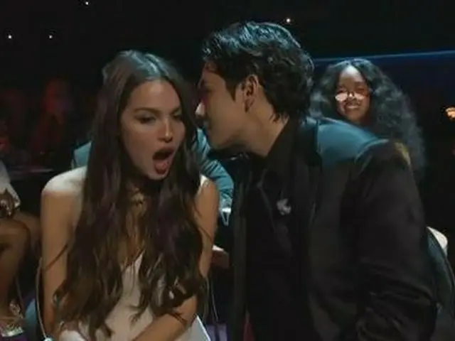 V (BTS) อธิบายการแสดง 'Whisper' ให้ Olivia Rodrigo ฟังที่แกรมมี่ ● เมื่อวันที่ 6