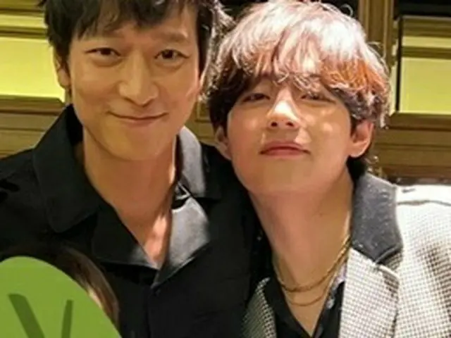 ภาพหมู่กับดาราเด็ก Lim Seung-soo, Kang Dong-won และ V (BTS) ถูกปล่อยออกมา ..