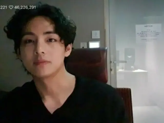 วี (BTS) พูดถึง "Friendship Tattoo" ใน V LIVE เมื่อวันที่ 13 “ยังไม่ได้ใส่เลยค่ะ