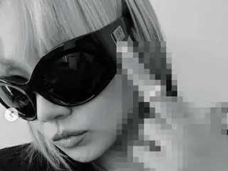 CL (2NE1) นิ้วกลาง? ตัวแบบคือภาพหลุด ซึ่งดูเหมือนจะเป็นระหว่างการถ่ายภาพ ..