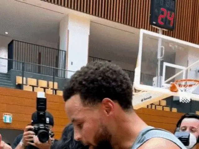 ซูเปอร์สตาร์ NBA Stephen Curry และ SUGA (BTS) ยินดีที่ได้พบกัน "เด็กๆ คือแฟนๆ ขอ