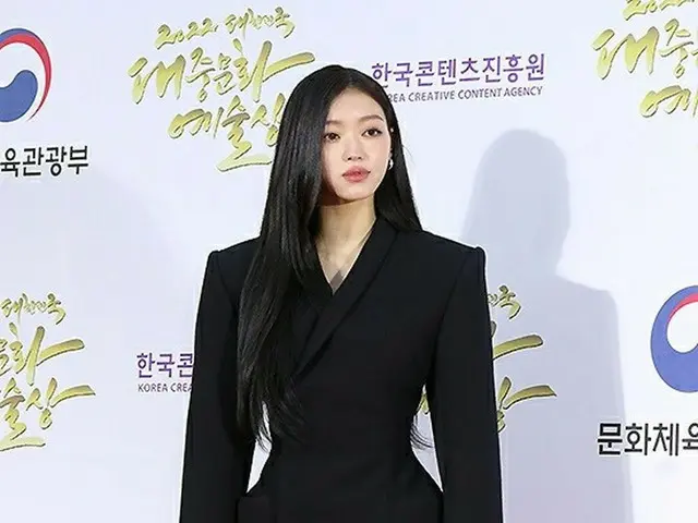 ยูอา OHMYGIRL ร่วมเดินพรมแดงงานประกาศรางวัล "2022 Korean Popular Culture and Art