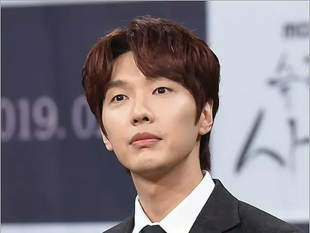 Ji Hyun-woo ผู้รับเหมาพิเศษของสำนักงานใหม่ที่ตั้งขึ้นโดยอดีตผู้จัดการ .