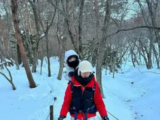 นักแสดงสาว อีซียอง แบกลูกชายวัย 5 ขวบไว้บนหลัง เป็นที่ถกเถียงว่าการปีนเขาเป็น "ก