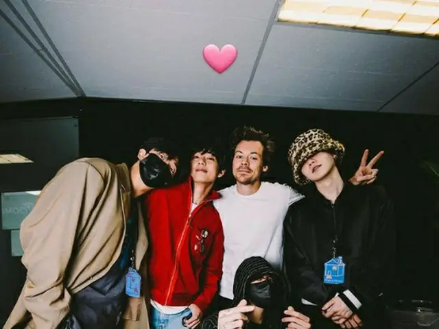 ภาพถ่ายร่วมกับ Harry Styles และ RM, V & SUGA & JUNG KOOK ถูกปล่อยออกมา .