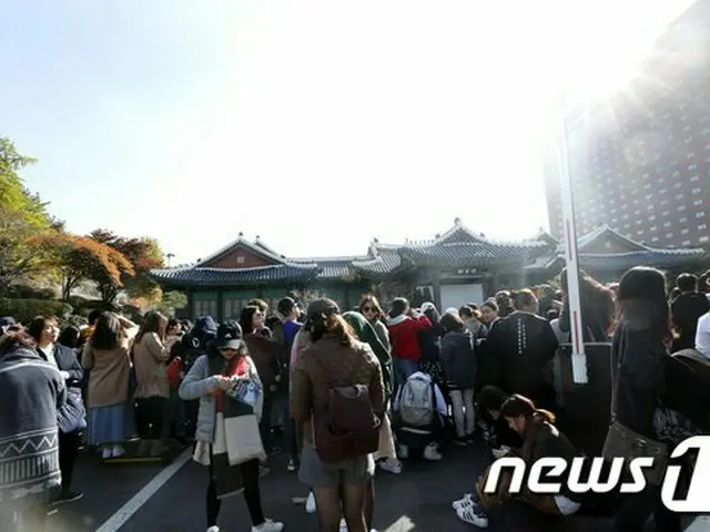Fans in the country and abroad gathered to see the actor Song Joong Ki - SongHye Kyo's wedding cerem