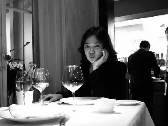 Song Hye Kyo shot by Song Joong Ki. Honeymooning in Europe.