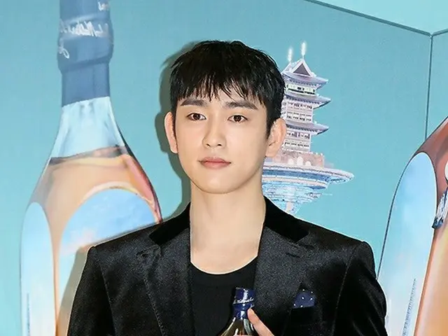 จินยองเข้าร่วมงานถ่ายภาพสำหรับแบรนด์วิสกี้ระดับพรีเมียม .