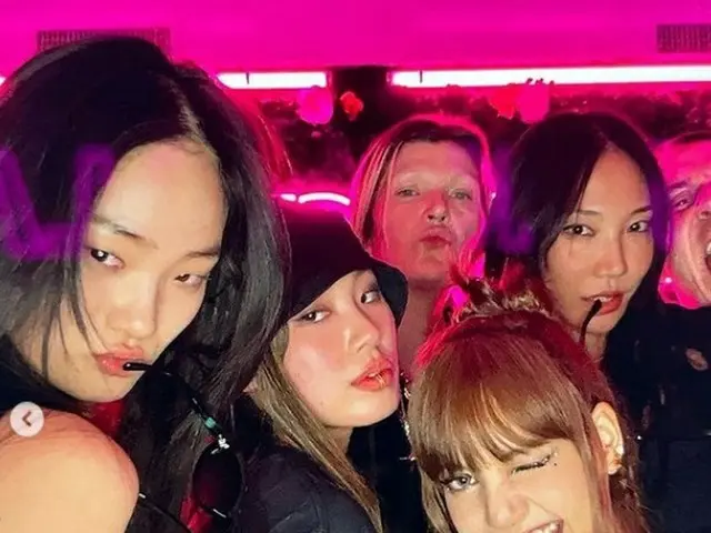 ภาพหมู่กับนักออกแบบท่าเต้น LEEJUNG และ LISA ได้รับการเผยแพร่แล้ว "ฉันรู้สึกขอบคุ