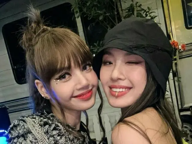 ภาพหมู่กับนักออกแบบท่าเต้น LEEJUNG และ LISA ได้รับการเผยแพร่แล้ว "ฉันรู้สึกขอบคุ