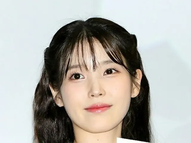 มีรายงานว่า IU ถูกกล่าวหาว่า "ลอกเลียนแบบ" สำหรับ 6 เพลง รวมถึง "Red Shoes" สถาน